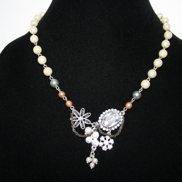 Beautiful silver pearl and rhinestone necklace by AEO American Eagle 18-20"